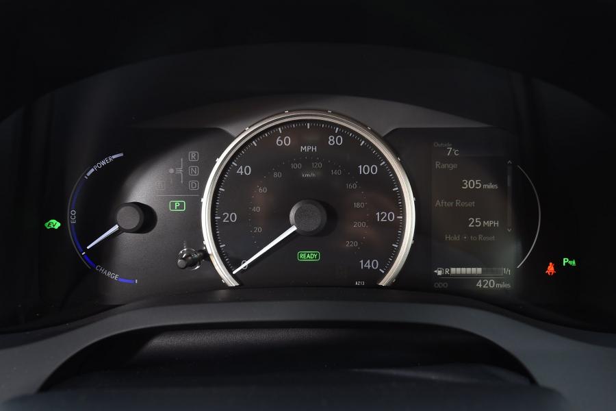 Панель приборов Lexus CT200h 2017 года  (UK) (фото 2 из 38)